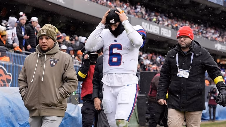 Giants Rookie QB Jaxson Dart Exits Game with Concussion After Strong Performance Against Bears